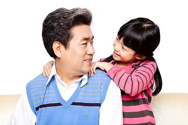 포토 JPG 스튜디오촬영 라이프스타일 여자 할아버지 노년 남자 어린이 가족 손녀 함께함 실내 미소 웃음 누끼 사람 동양인 소녀 상반신 성인 취미 두명 앞모습 캐주얼 실버라이프 소파 마주보기 화목 다정 한국인 60대 손주 어깨 효도 주무르기 국내포토 옷 뷰포인트 컨셉 의자 관계 모션 표정 인종 내부 생활 신체부위 파일형식