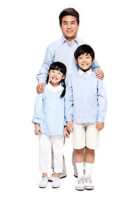 포토 JPG 스튜디오촬영 전신 라이프스타일 여자 할아버지 노년 남자 어린이 가족 손자 손녀 함께함 실내 서기 미소 웃음 누끼 사람 동양인 소녀 소년 성인 앞모습 캐주얼 세명 실버라이프 화목 다정 한국인 60대 손주 국내포토 옷 뷰포인트 컨셉 관계 모션 표정 인종 내부 생활 파일형식