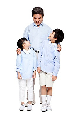 포토 JPG 스튜디오촬영 전신 라이프스타일 여자 할아버지 노년 남자 어린이 가족 손자 손녀 함께함 실내 서기 미소 웃음 누끼 사람 동양인 소녀 소년 성인 앞모습 캐주얼 세명 실버라이프 마주보기 화목 다정 한국인 60대 손주 국내포토 옷 뷰포인트 컨셉 관계 모션 표정 인종 내부 생활 파일형식