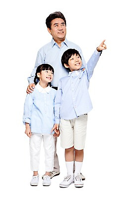 포토 JPG 스튜디오촬영 전신 라이프스타일 응시 여자 할아버지 노년 남자 어린이 가족 손자 손녀 함께함 실내 서기 미소 웃음 누끼 사람 동양인 손짓 소녀 소년 성인 앞모습 캐주얼 세명 실버라이프 화목 다정 한국인 가리킴 60대 손주 국내포토 시선 옷 뷰포인트 컨셉 관계 모션 표정 인종 내부 생활 파일형식