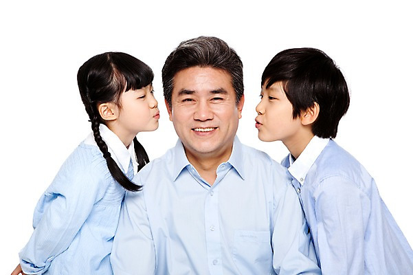 포토 JPG 스튜디오촬영 라이프스타일 여자 할아버지 노년 남자 어린이 가족 손자 손녀 키스 함께함 실내 미소 웃음 누끼 사람 동양인 소녀 소년 상반신 성인 앞모습 옆모습 캐주얼 세명 실버라이프 화목 다정 한국인 60대 손주 애정표현 국내포토 옷 뷰포인트 컨셉 관계 표정 인종 내부 생활 표현 파일형식