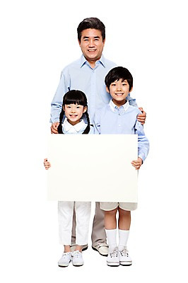 포토 JPG 스튜디오촬영 전신 라이프스타일 배너 여자 할아버지 노년 남자 어린이 가족 손자 손녀 사각프레임 프레임 함께함 광고판 실내 서기 미소 웃음 들기 누끼 사람 동양인 소녀 소년 성인 앞모습 캐주얼 세명 실버라이프 화목 다정 한국인 60대 알림 손주 백지 국내포토 옷 뷰포인트 컨셉 관계 모션 알림판 표정 인종 내부 생활 사각형 판 파일형식