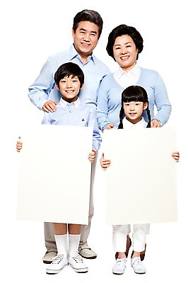 포토 JPG 스튜디오촬영 전신 라이프스타일 배너 여자 할아버지 노년 남자 할머니 어린이 가족 손자 손녀 사각프레임 프레임 함께함 광고판 실내 서기 미소 웃음 들기 누끼 사람 동양인 소녀 소년 여러명 성인 앞모습 캐주얼 실버라이프 화목 다정 한국인 60대 알림 손주 가족사진 백지 국내포토 옷 뷰포인트 다수 컨셉 관계 모션 알림판 표정 인종 내부 생활 사각형 판 파일형식 단체사진