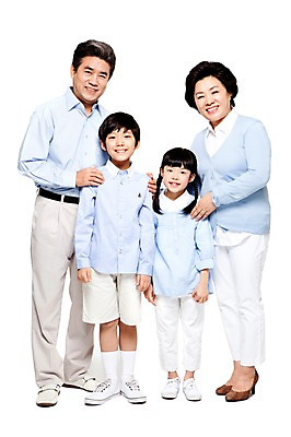 포토 JPG 스튜디오촬영 전신 라이프스타일 여자 할아버지 노년 남자 할머니 어린이 가족 손자 손녀 함께함 실내 서기 미소 웃음 누끼 사람 동양인 소녀 소년 여러명 성인 앞모습 캐주얼 실버라이프 화목 다정 한국인 60대 손주 가족사진 국내포토 옷 뷰포인트 다수 컨셉 관계 모션 표정 인종 내부 생활 파일형식 단체사진