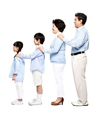 포토 JPG 스튜디오촬영 전신 라이프스타일 여자 할아버지 노년 남자 할머니 어린이 줄 포즈 가족 모션 손자 손녀 함께함 실내 서기 미소 웃음 누끼 사람 동양인 소녀 소년 여러명 성인 옆모습 캐주얼 실버라이프 화목 다정 한국인 60대 손주 가족사진 줄서기 국내포토 옷 뷰포인트 다수 컨셉 관계 표정 인종 내부 생활 파일형식 단체사진