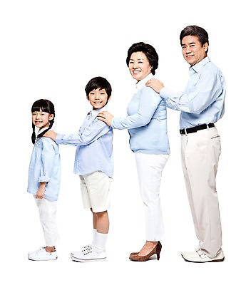 포토 JPG 스튜디오촬영 전신 라이프스타일 여자 할아버지 노년 남자 할머니 어린이 줄 포즈 가족 모션 손자 손녀 함께함 실내 서기 미소 웃음 누끼 사람 동양인 소녀 소년 여러명 성인 옆모습 캐주얼 실버라이프 화목 다정 한국인 60대 손주 가족사진 줄서기 국내포토 옷 뷰포인트 다수 컨셉 관계 표정 인종 내부 생활 파일형식 단체사진