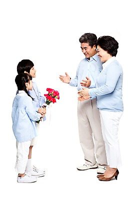 포토 JPG 스튜디오촬영 전신 식물 라이프스타일 여자 할아버지 노년 남자 꽃 할머니 어린이 꽃다발 가족 손자 손녀 함께함 실내 서기 미소 웃음 들기 누끼 사람 동양인 소녀 소년 여러명 성인 옆모습 캐주얼 실버라이프 화목 다정 한국인 60대 어버이날 손주 카네이션 효도 국내포토 옷 기념일 뷰포인트 다수 컨셉 관계 모션 표정 인종 내부 생활 파일형식