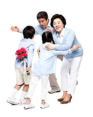 포토 JPG 스튜디오촬영 전신 식물 라이프스타일 여자 할아버지 노년 남자 꽃 할머니 어린이 꽃다발 가족 안기 포옹 손자 손녀 함께함 실내 서기 미소 웃음 들기 누끼 사람 동양인 소녀 소년 여러명 성인 앞모습 뒷모습 캐주얼 실버라이프 화목 다정 한국인 60대 어버이날 손주 카네이션 효도 국내포토 옷 기념일 뷰포인트 다수 컨셉 관계 모션 표정 인종 내부 생활 파일형식