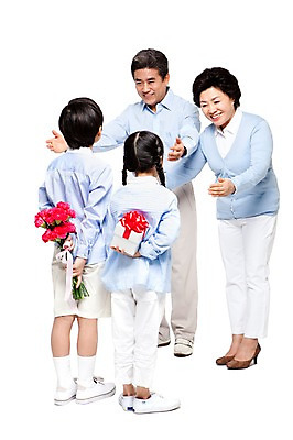포토 JPG 스튜디오촬영 전신 식물 라이프스타일 여자 할아버지 노년 남자 꽃 할머니 어린이 꽃다발 가족 손자 손녀 함께함 실내 선물 서기 미소 웃음 들기 누끼 사람 동양인 소녀 이벤트 소년 여러명 성인 앞모습 뒷모습 캐주얼 선물상자 실버라이프 화목 다정 한국인 60대 어버이날 손주 카네이션 효도 서프라이즈 국내포토 옷 기념일 뷰포인트 다수 컨셉 관계 모션 표정 인종 내부 생활 상자 파일형식
