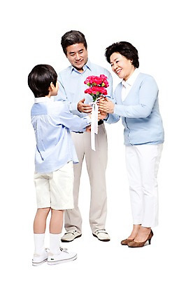 포토 JPG 스튜디오촬영 전신 식물 라이프스타일 여자 할아버지 노년 남자 꽃 할머니 어린이 꽃다발 가족 손자 함께함 실내 서기 미소 웃음 들기 누끼 사람 동양인 소년 성인 앞모습 뒷모습 캐주얼 세명 실버라이프 화목 다정 한국인 60대 어버이날 손주 카네이션 주기 효도 국내포토 옷 기념일 뷰포인트 컨셉 관계 모션 표정 인종 내부 생활 파일형식