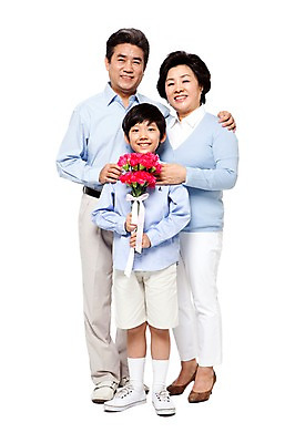 포토 JPG 스튜디오촬영 전신 식물 라이프스타일 여자 할아버지 노년 남자 꽃 할머니 어린이 꽃다발 가족 손자 함께함 실내 서기 미소 웃음 들기 누끼 사람 동양인 소년 성인 앞모습 캐주얼 세명 실버라이프 화목 다정 한국인 60대 어버이날 손주 카네이션 효도 국내포토 옷 기념일 뷰포인트 컨셉 관계 모션 표정 인종 내부 생활 파일형식