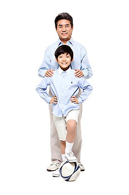 포토 JPG 스튜디오촬영 전신 라이프스타일 할아버지 노년 남자 어린이 축구공 공 가족 손자 함께함 실내 서기 미소 웃음 누끼 사람 동양인 소년 성인 취미 두명 앞모습 캐주얼 실버라이프 운동 축구 화목 다정 한국인 60대 손주 밟기 남자만 국내포토 옷 뷰포인트 컨셉 축구용품 관계 모션 표정 건강 인종 내부 생활 구기 파일형식