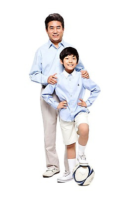 포토 JPG 스튜디오촬영 전신 라이프스타일 할아버지 노년 남자 어린이 축구공 공 가족 손자 함께함 실내 서기 미소 웃음 누끼 사람 동양인 소년 성인 취미 두명 앞모습 캐주얼 실버라이프 운동 축구 화목 다정 한국인 60대 손주 밟기 남자만 국내포토 옷 뷰포인트 컨셉 축구용품 관계 모션 표정 건강 인종 내부 생활 구기 파일형식