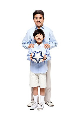 포토 JPG 스튜디오촬영 전신 라이프스타일 할아버지 노년 남자 어린이 축구공 공 가족 손자 함께함 실내 서기 미소 웃음 들기 누끼 사람 동양인 소년 성인 취미 두명 앞모습 캐주얼 실버라이프 운동 축구 화목 다정 한국인 60대 손주 남자만 국내포토 옷 뷰포인트 컨셉 축구용품 관계 모션 표정 건강 인종 내부 생활 구기 파일형식