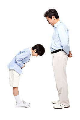 포토 JPG 스튜디오촬영 전신 라이프스타일 할아버지 노년 남자 어린이 가족 손자 함께함 실내 숙이기 고개숙이기 서기 미소 웃음 누끼 사람 동양인 소년 성인 두명 옆모습 캐주얼 실버라이프 마주보기 화목 다정 한국인 예절 인사 60대 손주 뒷짐 남자만 국내포토 옷 뷰포인트 포즈 컨셉 관계 모션 표정 인종 내부 생활 파일형식