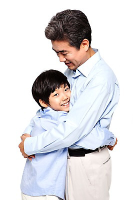 포토 JPG 스튜디오촬영 라이프스타일 할아버지 노년 남자 어린이 가족 안기 포옹 손자 함께함 실내 사랑 서기 미소 웃음 누끼 사람 동양인 소년 성인 두명 옆모습 캐주얼 실버라이프 화목 다정 한국인 60대 손주 남자만 국내포토 옷 감정 뷰포인트 컨셉 관계 모션 표정 인종 내부 생활 파일형식