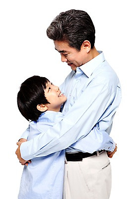 포토 JPG 스튜디오촬영 라이프스타일 할아버지 노년 남자 어린이 가족 안기 포옹 손자 함께함 실내 사랑 서기 미소 웃음 누끼 사람 동양인 소년 성인 두명 옆모습 캐주얼 실버라이프 마주보기 화목 다정 한국인 60대 손주 남자만 국내포토 옷 감정 뷰포인트 컨셉 관계 모션 표정 인종 내부 생활 파일형식