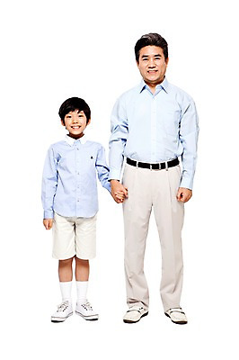 포토 JPG 스튜디오촬영 전신 라이프스타일 할아버지 노년 남자 어린이 가족 손자 함께함 실내 서기 미소 웃음 누끼 사람 동양인 소년 성인 두명 앞모습 캐주얼 실버라이프 손잡기 화목 다정 한국인 60대 손주 남자만 국내포토 옷 뷰포인트 컨셉 관계 모션 표정 인종 내부 생활 파일형식