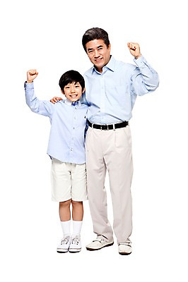 포토 JPG 스튜디오촬영 전신 라이프스타일 할아버지 노년 남자 어린이 가족 응원 모션 손자 함께함 실내 서기 미소 웃음 누끼 사람 동양인 손짓 소년 성인 두명 앞모습 캐주얼 실버라이프 파이팅 화목 다정 주먹 한국인 60대 손주 남자만 국내포토 옷 뷰포인트 컨셉 관계 표정 인종 내부 생활 파일형식