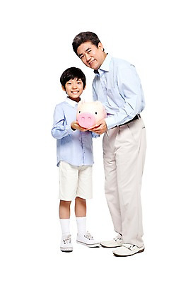 포토 JPG 스튜디오촬영 전신 라이프스타일 할아버지 노년 남자 어린이 가족 손자 함께함 실내 서기 미소 웃음 들기 누끼 사람 동양인 소년 성인 두명 앞모습 캐주얼 실버라이프 화목 다정 저축 한국인 돼지저금통 저금통 절약 60대 손주 남자만 국내포토 옷 뷰포인트 컨셉 관계 모션 표정 인종 내부 생활 금융 파일형식