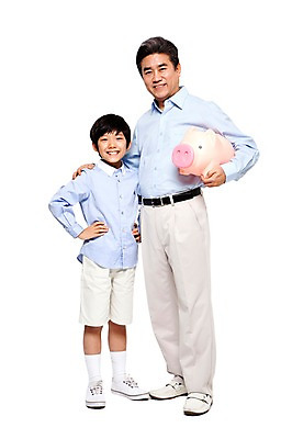 포토 JPG 스튜디오촬영 전신 라이프스타일 할아버지 노년 남자 어린이 가족 손자 함께함 실내 서기 미소 웃음 들기 누끼 사람 동양인 소년 성인 두명 앞모습 캐주얼 실버라이프 화목 다정 저축 한국인 돼지저금통 저금통 절약 60대 손주 남자만 국내포토 옷 뷰포인트 컨셉 관계 모션 표정 인종 내부 생활 금융 파일형식