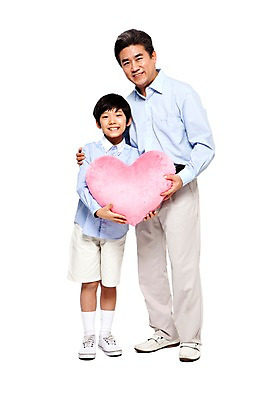 포토 JPG 스튜디오촬영 전신 라이프스타일 할아버지 노년 남자 어린이 쿠션 가족 손자 함께함 실내 사랑 서기 미소 웃음 들기 누끼 사람 동양인 소년 성인 두명 앞모습 캐주얼 실버라이프 화목 다정 한국인 60대 손주 하트쿠션 남자만 국내포토 옷 감정 뷰포인트 컨셉 관계 모션 표정 인종 내부 생활 하트 파일형식