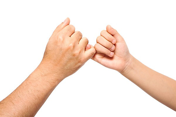 포토 JPG 스튜디오촬영 손 노년 남자 어린이 신체 손가락 가족 함께함 실내 누끼 사람 손짓 성인 두명 신체부위 화목 다정 60대 약속 팔 새끼손가락 국내포토 컨셉 관계 모션 내부 파일형식