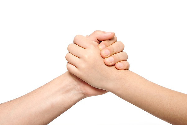 포토 JPG 스튜디오촬영 손 노년 남자 어린이 신체 가족 함께함 실내 누끼 사람 손짓 성인 두명 신체부위 손잡기 화목 다정 60대 팔 국내포토 컨셉 관계 모션 내부 파일형식