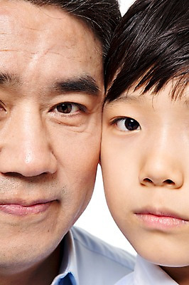 포토 JPG 스튜디오촬영 라이프스타일 할아버지 노년 남자 얼굴 어린이 신체 가족 손자 함께함 실내 사람 동양인 근접촬영 소년 성인 두명 앞모습 신체부위 실버라이프 화목 다정 한국인 60대 손주 남자만 국내포토 뷰포인트 컨셉 관계 인종 내부 생활 파일형식