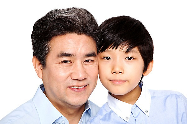 포토 JPG 스튜디오촬영 라이프스타일 할아버지 노년 남자 어린이 가족 손자 함께함 실내 미소 웃음 누끼 사람 동양인 소년 상반신 성인 두명 앞모습 캐주얼 실버라이프 화목 다정 한국인 60대 손주 남자만 국내포토 옷 뷰포인트 컨셉 관계 표정 인종 내부 생활 파일형식