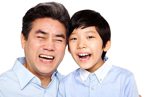 포토 JPG 스튜디오촬영 라이프스타일 할아버지 노년 남자 어린이 가족 손자 함께함 실내 미소 웃음 누끼 사람 동양인 소년 상반신 성인 두명 앞모습 캐주얼 실버라이프 화목 다정 한국인 60대 손주 남자만 국내포토 옷 뷰포인트 컨셉 관계 표정 인종 내부 생활 파일형식