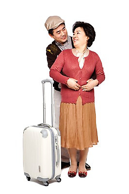 포토 JPG 전신 모자 라이프스타일 부부 커플 잡화 여자 할아버지 노년 남자 할머니 여유 해외여행 여행 가방 안기 포옹 휴가 서기 미소 웃음 누끼 사람 동양인 성인 취미 두명 앞모습 캐주얼 실버라이프 캐리어 여행가방 노부부 한국인 60대 효도관광 노인만 국내포토 해외 옷 감정 뷰포인트 관계 모션 표정 인종 생활 성인만 파일형식
