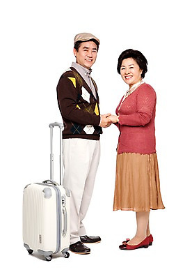 포토 JPG 전신 모자 라이프스타일 부부 커플 잡화 여자 할아버지 노년 남자 할머니 여유 해외여행 여행 가방 휴가 서기 미소 웃음 누끼 사람 동양인 성인 취미 두명 옆모습 캐주얼 실버라이프 캐리어 여행가방 손잡기 노부부 한국인 60대 효도관광 노인만 국내포토 해외 옷 감정 뷰포인트 관계 모션 표정 인종 생활 성인만 파일형식