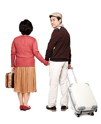 포토 JPG 전신 모자 라이프스타일 부부 커플 잡화 여자 할아버지 노년 남자 할머니 여유 해외여행 여행 가방 휴가 서기 들기 누끼 사람 동양인 성인 취미 두명 뒷모습 캐주얼 실버라이프 캐리어 여행가방 손잡기 노부부 한국인 뒤돌아보기 60대 효도관광 노인만 국내포토 해외 옷 감정 뷰포인트 관계 모션 인종 생활 성인만 파일형식