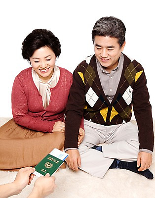 포토 JPG 전신 라이프스타일 손 부부 커플 여자 할아버지 노년 남자 할머니 여유 해외여행 여행 휴가 미소 웃음 들기 누끼 사람 앉기 동양인 성인 취미 두명 앞모습 캐주얼 실버라이프 노부부 카펫 한국인 매트 티켓 60대 항공권 주기 여권 효도관광 노인만 국내포토 해외 옷 감정 뷰포인트 관계 모션 표정 인종 생활 신체부위 성인만 파일형식