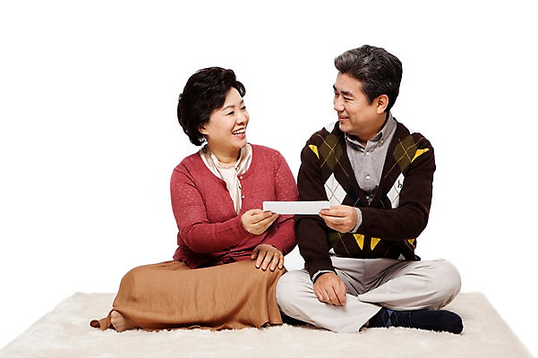 포토 JPG 전신 라이프스타일 부부 커플 여자 할아버지 노년 남자 할머니 여유 해외여행 여행 휴가 미소 웃음 들기 누끼 사람 앉기 동양인 성인 취미 두명 앞모습 캐주얼 실버라이프 마주보기 노부부 카펫 한국인 매트 티켓 60대 항공권 효도관광 노인만 국내포토 해외 옷 감정 뷰포인트 관계 모션 표정 인종 생활 성인만 파일형식