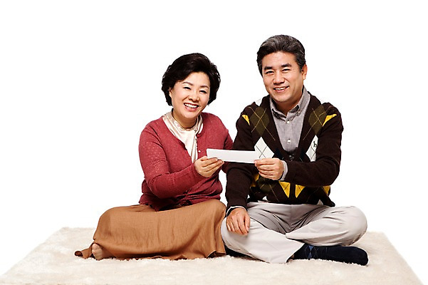 포토 JPG 전신 라이프스타일 부부 커플 여자 할아버지 노년 남자 할머니 여유 해외여행 여행 휴가 미소 웃음 들기 누끼 사람 앉기 동양인 성인 취미 두명 앞모습 캐주얼 실버라이프 노부부 카펫 한국인 매트 티켓 60대 항공권 효도관광 노인만 국내포토 해외 옷 감정 뷰포인트 관계 모션 표정 인종 생활 성인만 파일형식