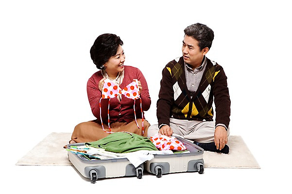 포토 JPG 전신 라이프스타일 부부 커플 잡화 옷 여자 할아버지 노년 남자 수영복 할머니 여유 해외여행 여행 가방 휴가 미소 웃음 들기 누끼 사람 앉기 동양인 성인 취미 두명 앞모습 캐주얼 실버라이프 비키니 마주보기 캐리어 여행가방 노부부 카펫 한국인 매트 짐 60대 효도관광 짐싸기 여행준비 노인만 국내포토 해외 감정 뷰포인트 관계 모션 표정 인종 생활 준비 성인만 파일형식