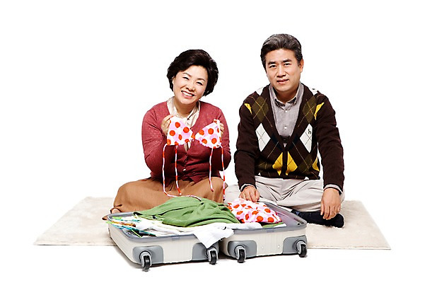 포토 JPG 전신 라이프스타일 부부 커플 잡화 옷 여자 할아버지 노년 남자 수영복 할머니 여유 해외여행 여행 가방 휴가 미소 웃음 들기 누끼 사람 앉기 동양인 성인 취미 두명 앞모습 캐주얼 실버라이프 비키니 캐리어 여행가방 노부부 카펫 한국인 매트 짐 60대 효도관광 짐싸기 여행준비 노인만 국내포토 해외 감정 뷰포인트 관계 모션 표정 인종 생활 준비 성인만 파일형식