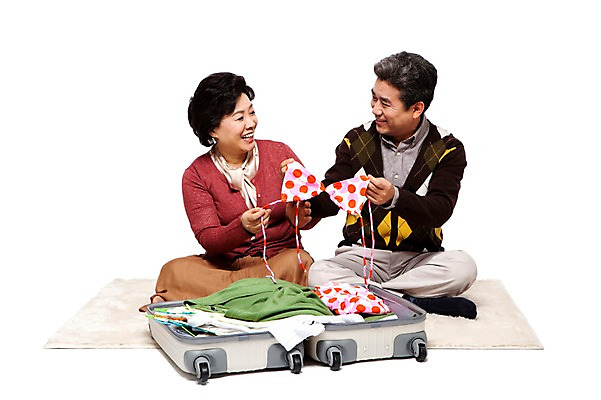 포토 JPG 전신 라이프스타일 부부 커플 잡화 옷 여자 할아버지 노년 남자 수영복 할머니 여유 해외여행 여행 가방 휴가 미소 웃음 들기 누끼 사람 앉기 동양인 성인 취미 두명 앞모습 캐주얼 실버라이프 비키니 마주보기 캐리어 여행가방 노부부 카펫 한국인 매트 짐 60대 효도관광 짐싸기 여행준비 노인만 국내포토 해외 감정 뷰포인트 관계 모션 표정 인종 생활 준비 성인만 파일형식