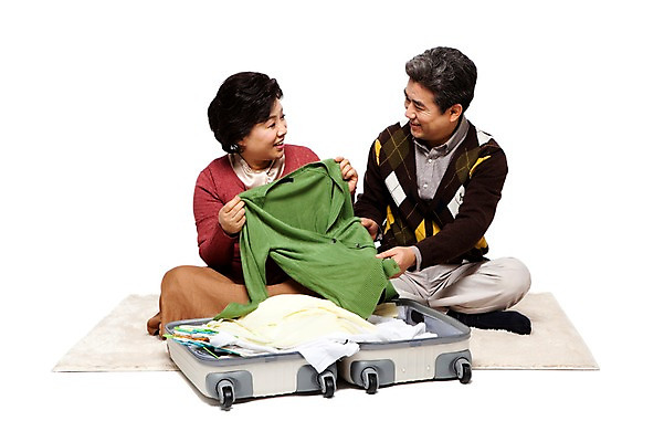 포토 JPG 전신 라이프스타일 부부 커플 잡화 옷 여자 할아버지 노년 남자 할머니 여유 해외여행 여행 가방 휴가 미소 웃음 들기 누끼 사람 앉기 동양인 성인 취미 두명 앞모습 캐주얼 실버라이프 마주보기 캐리어 여행가방 노부부 카펫 한국인 매트 짐 60대 효도관광 짐싸기 여행준비 노인만 국내포토 해외 감정 뷰포인트 관계 모션 표정 인종 생활 준비 성인만 파일형식