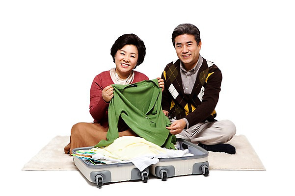 포토 JPG 전신 라이프스타일 부부 커플 잡화 옷 여자 할아버지 노년 남자 할머니 여유 해외여행 여행 가방 휴가 미소 웃음 들기 누끼 사람 앉기 동양인 성인 취미 두명 앞모습 캐주얼 실버라이프 캐리어 여행가방 노부부 카펫 한국인 매트 짐 60대 효도관광 짐싸기 여행준비 노인만 국내포토 해외 감정 뷰포인트 관계 모션 표정 인종 생활 준비 성인만 파일형식