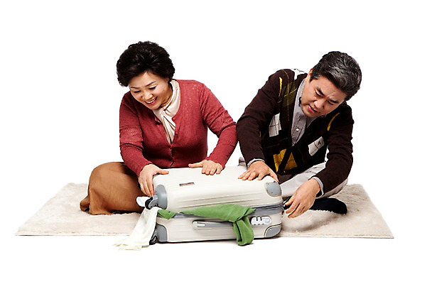 포토 JPG 전신 라이프스타일 부부 커플 잡화 여자 할아버지 노년 남자 할머니 여유 해외여행 여행 가방 휴가 미소 웃음 누끼 사람 앉기 동양인 성인 취미 두명 앞모습 캐주얼 실버라이프 캐리어 여행가방 노부부 카펫 한국인 매트 짐 60대 효도관광 짐싸기 여행준비 노인만 국내포토 해외 옷 감정 뷰포인트 관계 모션 표정 인종 생활 준비 성인만 파일형식