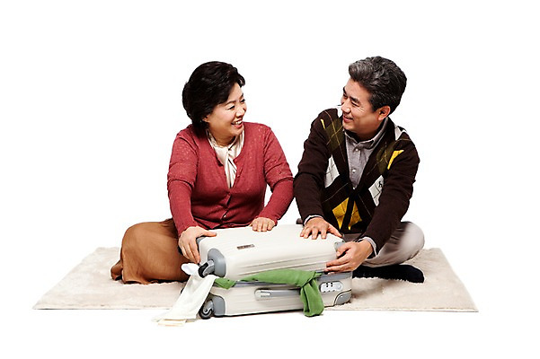 포토 JPG 전신 라이프스타일 부부 커플 잡화 여자 할아버지 노년 남자 할머니 여유 해외여행 여행 가방 휴가 미소 웃음 누끼 사람 앉기 동양인 성인 취미 두명 앞모습 캐주얼 실버라이프 마주보기 캐리어 여행가방 노부부 카펫 한국인 매트 짐 60대 효도관광 짐싸기 여행준비 노인만 국내포토 해외 옷 감정 뷰포인트 관계 모션 표정 인종 생활 준비 성인만 파일형식