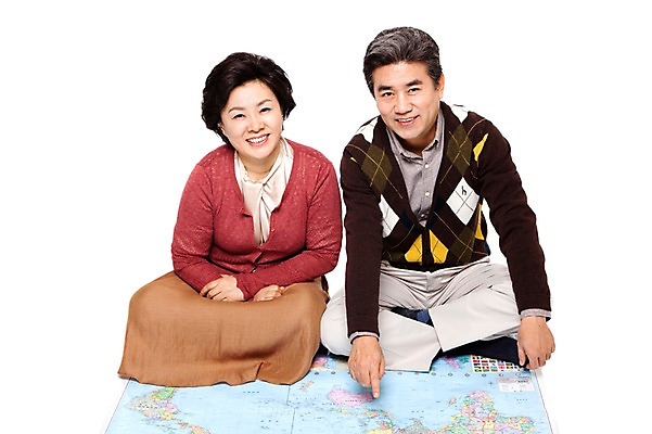 포토 JPG 전신 라이프스타일 부부 커플 여자 할아버지 노년 남자 할머니 여유 해외여행 여행 세계지도 지도 휴가 미소 웃음 누끼 사람 앉기 동양인 손짓 성인 취미 두명 앞모습 캐주얼 실버라이프 노부부 한국인 가리킴 60대 효도관광 노인만 국내포토 해외 옷 감정 뷰포인트 관계 모션 표정 인종 생활 세계 성인만 파일형식