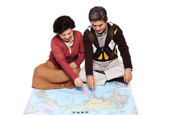 포토 JPG 전신 라이프스타일 부부 커플 응시 여자 할아버지 노년 남자 할머니 여유 해외여행 여행 세계지도 지도 휴가 미소 웃음 누끼 사람 앉기 동양인 손짓 성인 취미 두명 앞모습 캐주얼 실버라이프 노부부 한국인 가리킴 60대 효도관광 노인만 국내포토 해외 시선 옷 감정 뷰포인트 관계 모션 표정 인종 생활 세계 성인만 파일형식