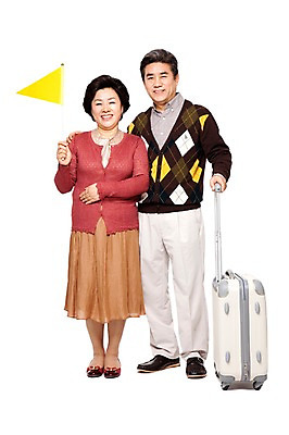 포토 JPG 전신 라이프스타일 부부 커플 잡화 여자 할아버지 노년 남자 할머니 여유 해외여행 여행 가방 휴가 서기 미소 웃음 들기 누끼 사람 동양인 성인 취미 두명 앞모습 캐주얼 실버라이프 캐리어 여행가방 노부부 한국인 깃발 60대 효도관광 노인만 국내포토 해외 옷 감정 뷰포인트 관계 모션 표정 인종 생활 성인만 파일형식