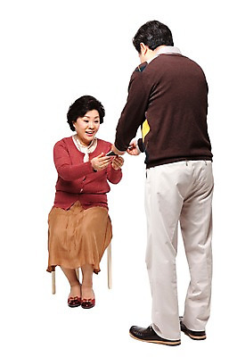 포토 JPG 전신 라이프스타일 부부 커플 여자 할아버지 노년 남자 할머니 여유 해외여행 여행 의자 휴가 서기 미소 웃음 들기 누끼 사람 앉기 동양인 성인 취미 두명 앞모습 뒷모습 캐주얼 실버라이프 노부부 한국인 티켓 60대 항공권 주기 여권 효도관광 노인만 국내포토 해외 옷 감정 뷰포인트 가구 관계 모션 표정 인종 생활 성인만 파일형식