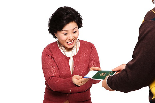 포토 JPG 라이프스타일 여자 할아버지 노년 남자 할머니 여유 해외여행 여행 휴가 미소 웃음 들기 누끼 사람 동양인 상반신 성인 취미 두명 앞모습 캐주얼 실버라이프 한국인 티켓 60대 항공권 주기 여권 효도관광 노인만 국내포토 해외 옷 감정 뷰포인트 모션 표정 인종 생활 성인만 파일형식