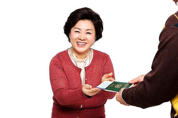 포토 JPG 라이프스타일 여자 할아버지 노년 남자 할머니 여유 해외여행 여행 휴가 미소 웃음 들기 누끼 사람 동양인 상반신 성인 취미 두명 앞모습 캐주얼 실버라이프 한국인 티켓 60대 항공권 주기 여권 효도관광 노인만 국내포토 해외 옷 감정 뷰포인트 모션 표정 인종 생활 성인만 파일형식